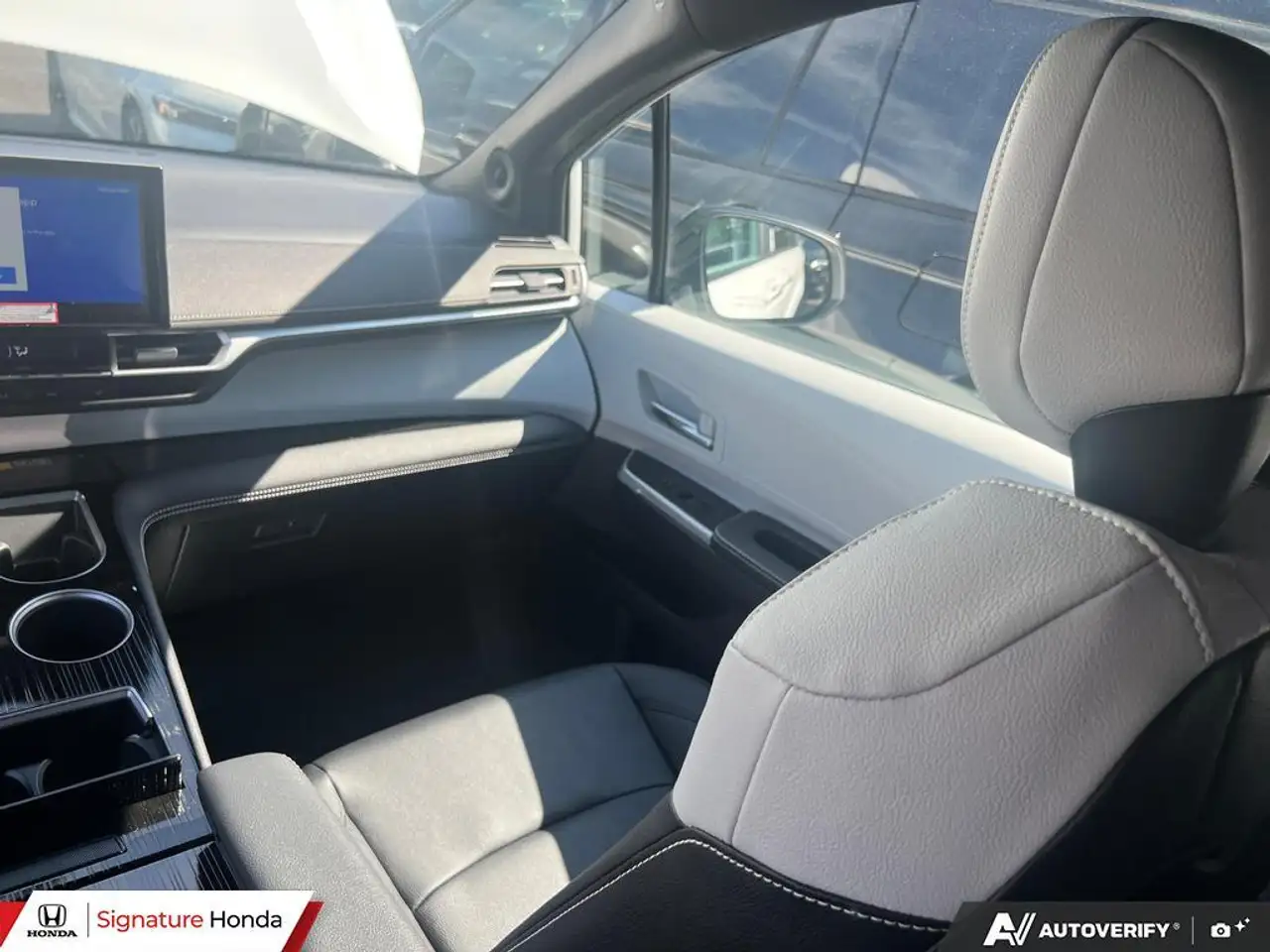Toyota Sienna снимка Toyota Sienna