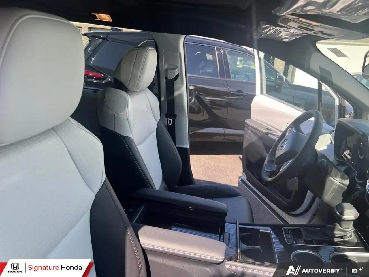 Toyota Sienna снимка Toyota Sienna