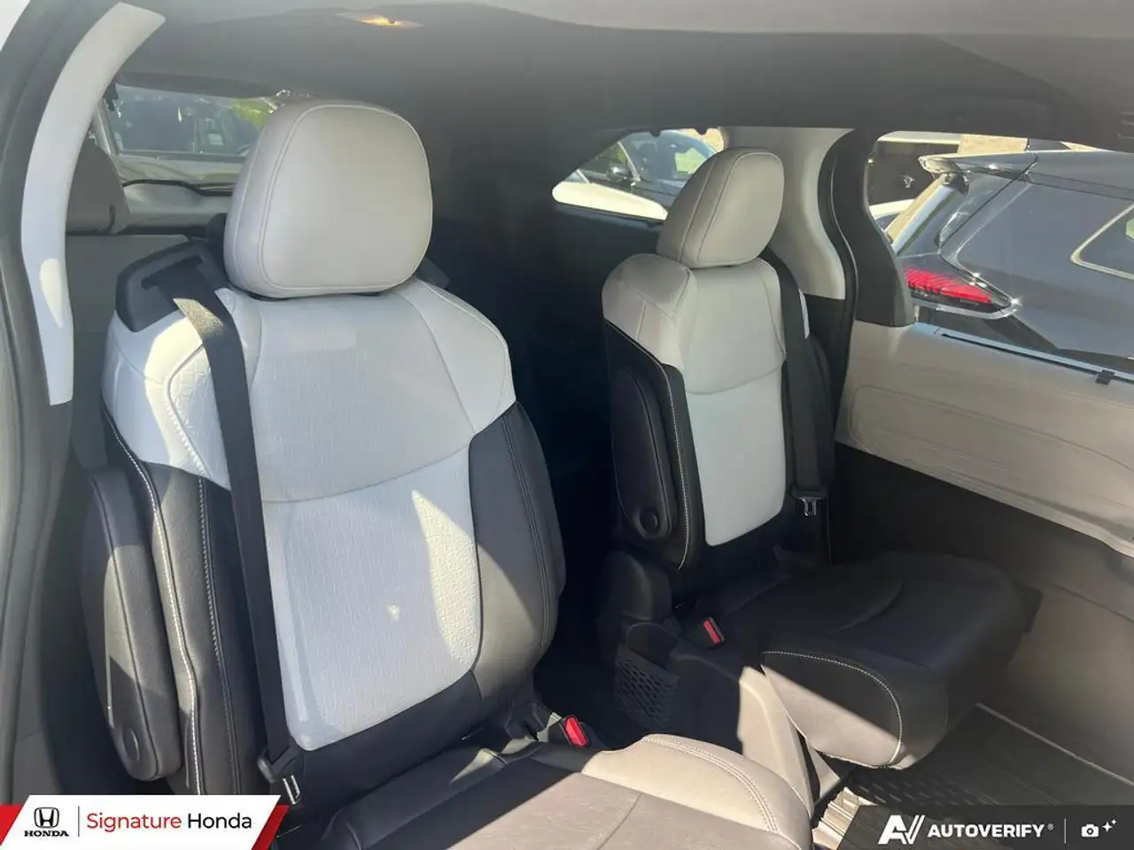 Toyota Sienna снимка Toyota Sienna