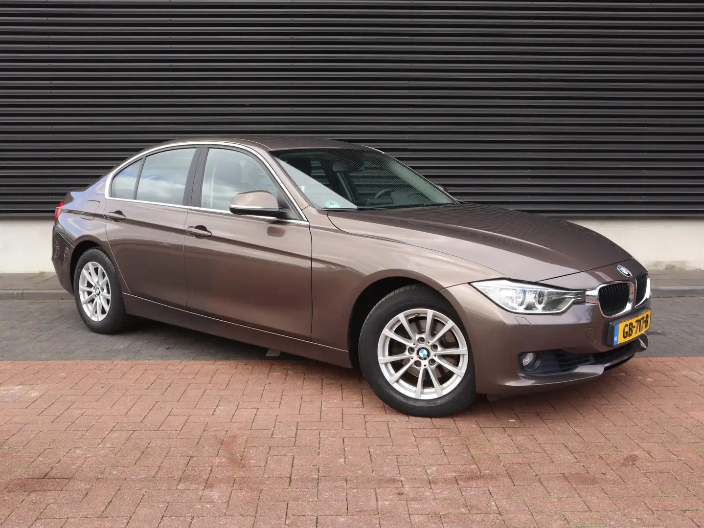BMW 320 3-serie 320i Executive | Clima | Cruise | Navi | P Hnědá - 2
