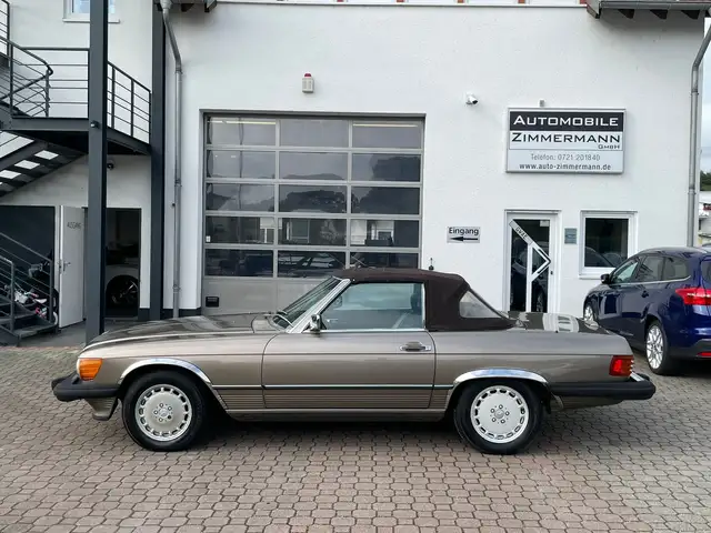 Mercedes-Benz SL 560 R107