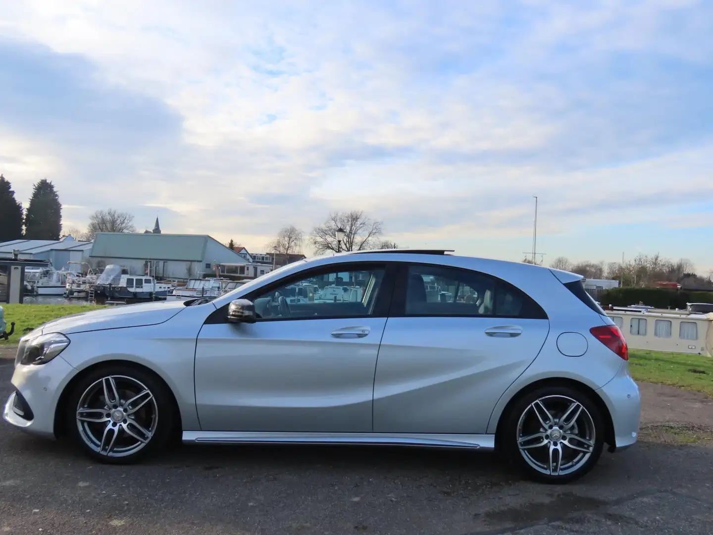 Mercedes-Benz A 180 Ambition AMG *2e EG *PANO Grau - 2