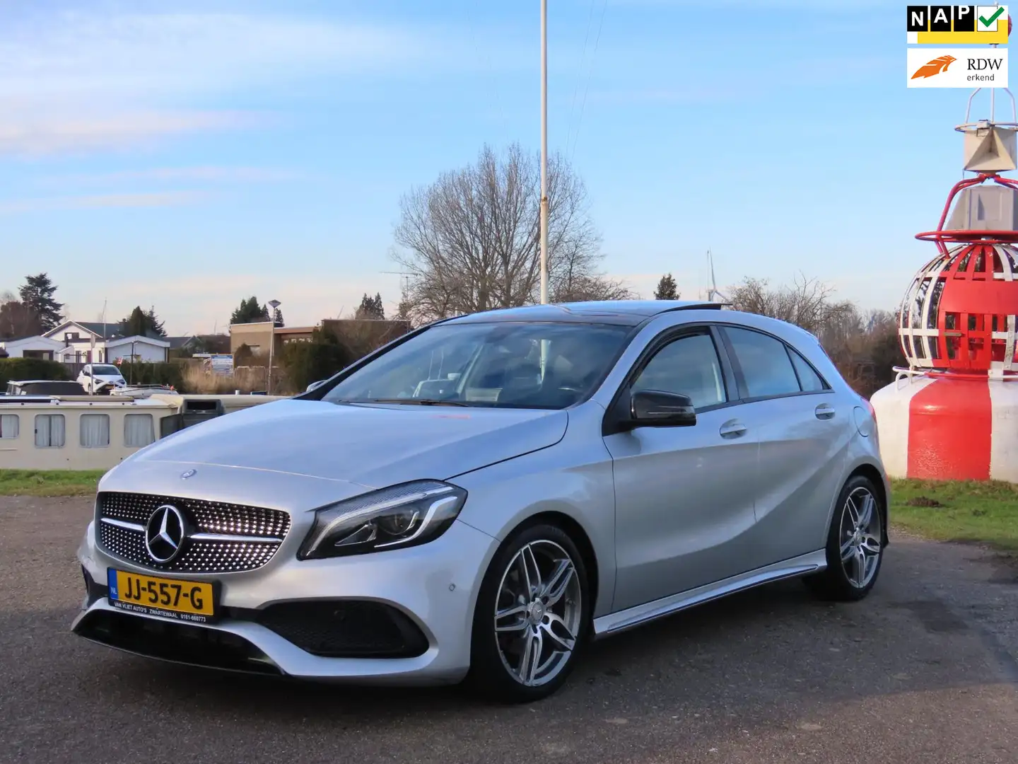 Mercedes-Benz A 180 Ambition AMG *2e EG *PANO Grau - 1