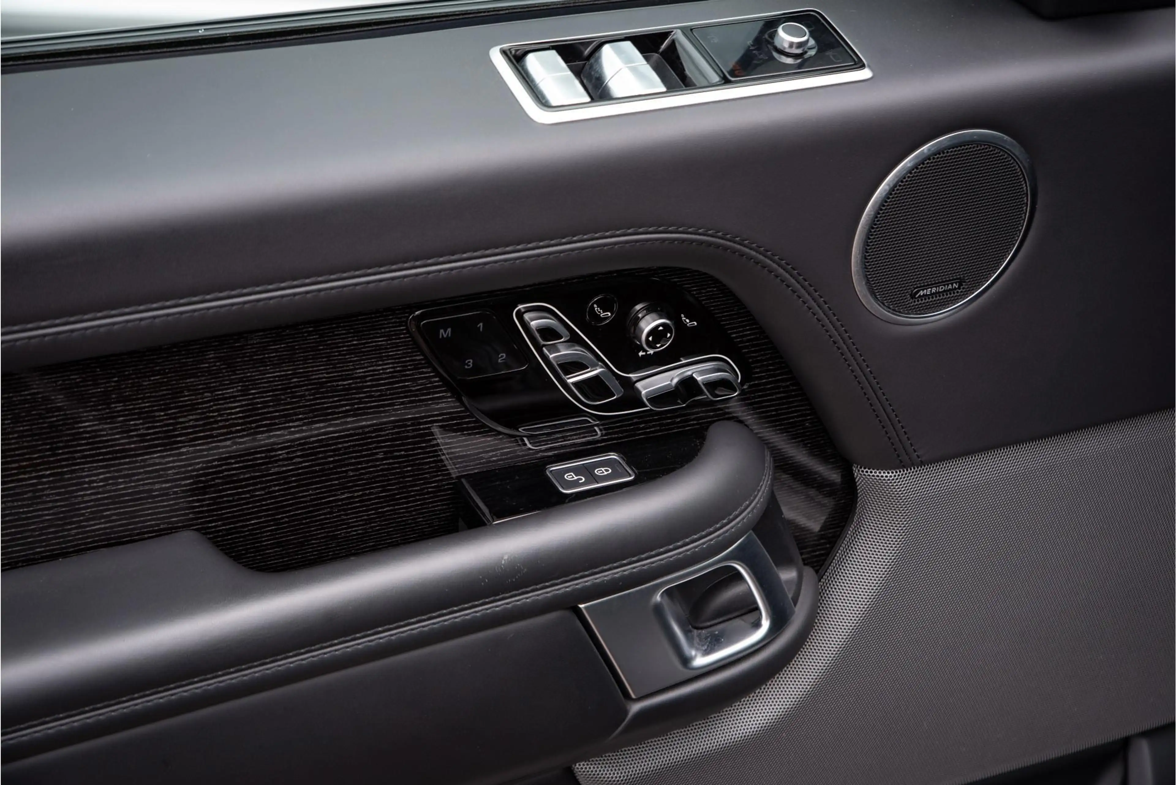 Land Rover Range Rover 2.0 P400e Autobiography Pano Dealer onderhouden — photo 32