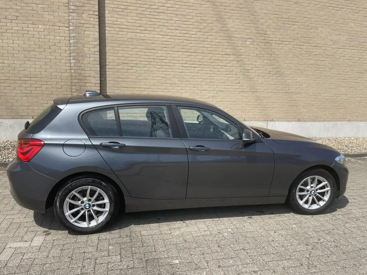 BMW 116 1-serie 116d Edition Sport Line Shadow Executive Grijs - 2