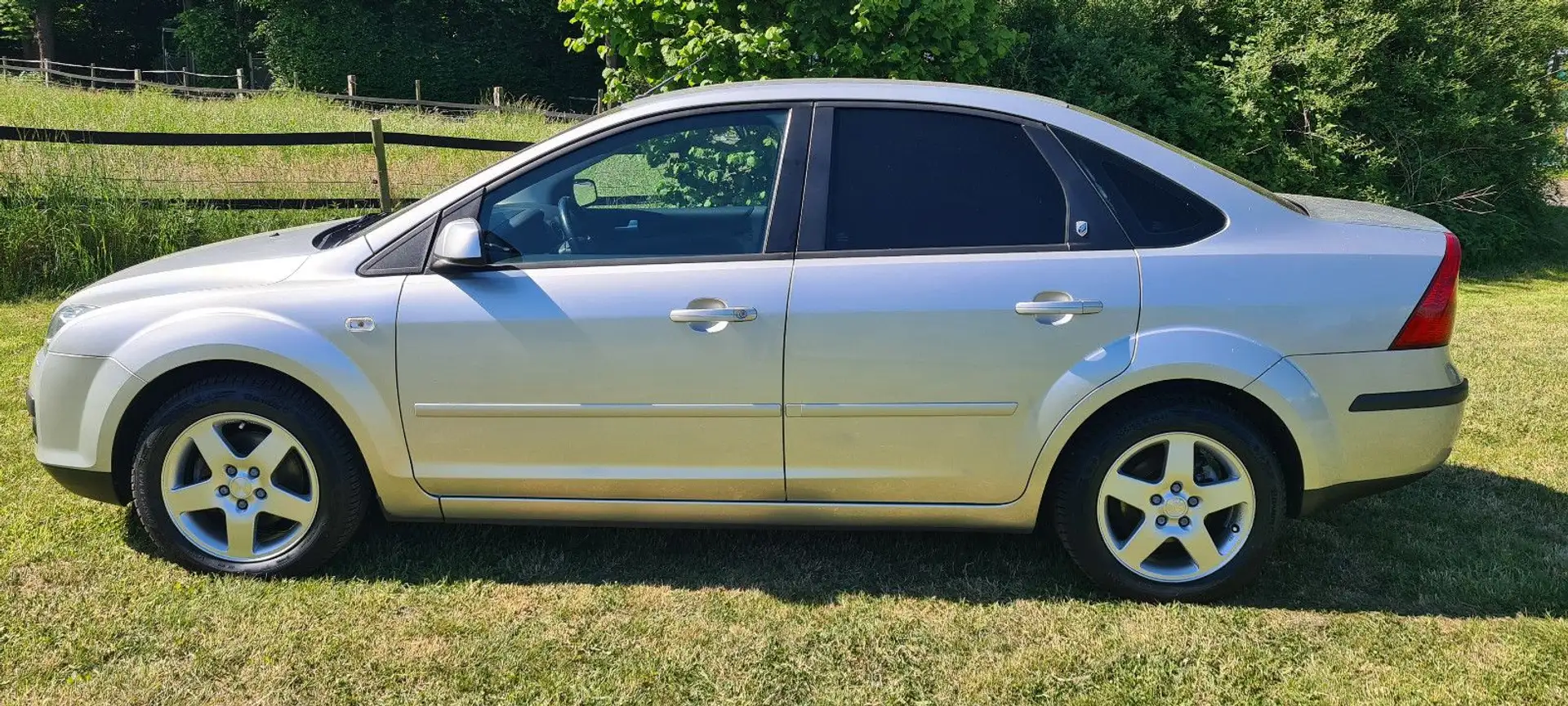 Ford Focus Lim. Ghia *DAB+*Navi*Bluetooth*PDC*R&LSens Argent - 1