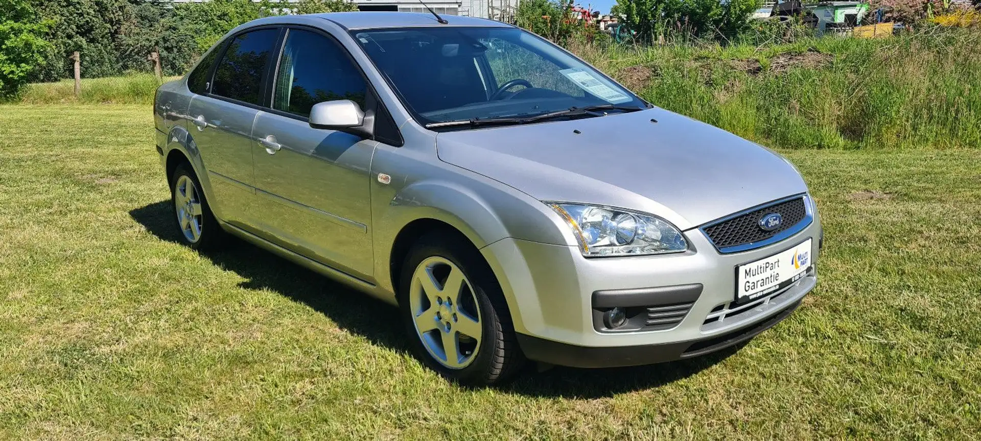 Ford Focus Lim. Ghia *DAB+*Navi*Bluetooth*PDC*R&LSens Silber - 1