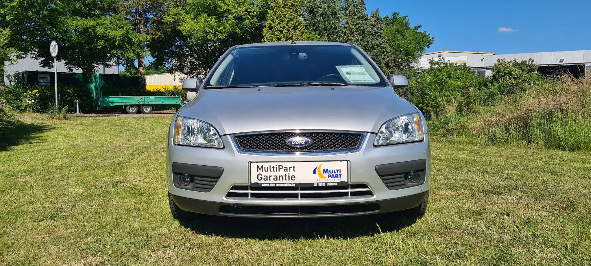 Ford Focus Lim. Ghia *DAB+*Navi*Bluetooth*PDC*R&LSens Silber - 2