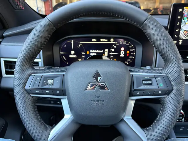 Mitsubishi Outlander 2,4 PHEV 4WD Diamond Luxury BlackEdition /incl. Winterräder Ansicht 12