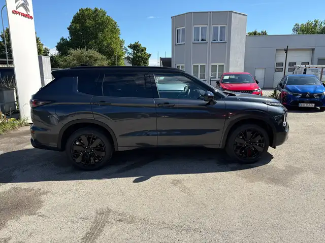 Mitsubishi Outlander 2,4 PHEV 4WD Diamond Luxury BlackEdition /incl. Winterräder Ansicht 6