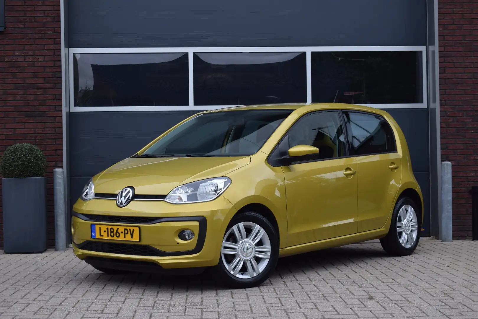 Volkswagen up! 1.0 High Up! Airco | Stoelverwarming Yellow - 1