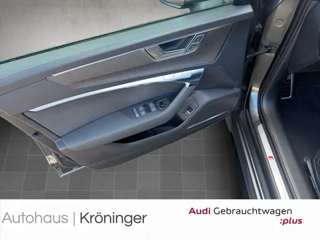 Audi RS6 Avant view 8