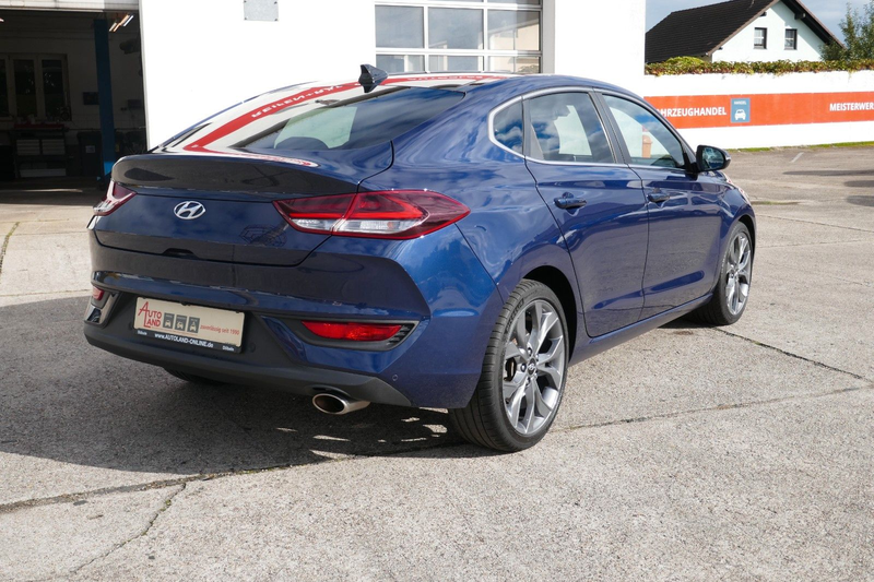 Hyundai i30 Fastback Premium Nav/Schiebedach/LED — photo 3