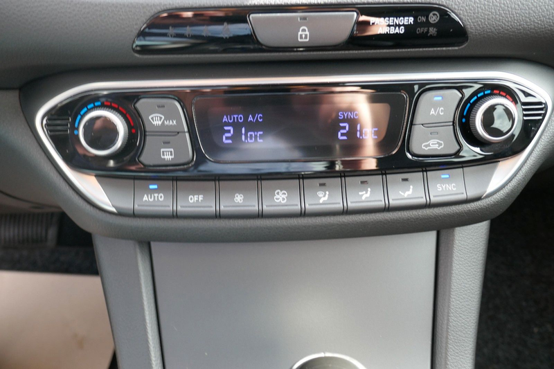Hyundai i30 Fastback Premium Nav/Schiebedach/LED — photo 14