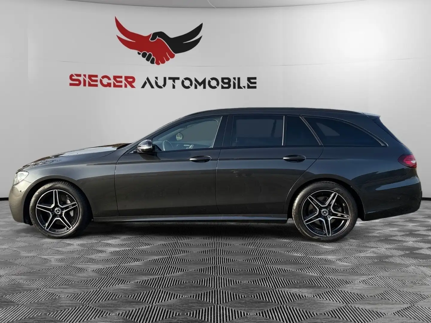 Mercedes-Benz E 400 d T 4Matic AMG LINE NIGHT, PANORAMA, AHK Grau - 2