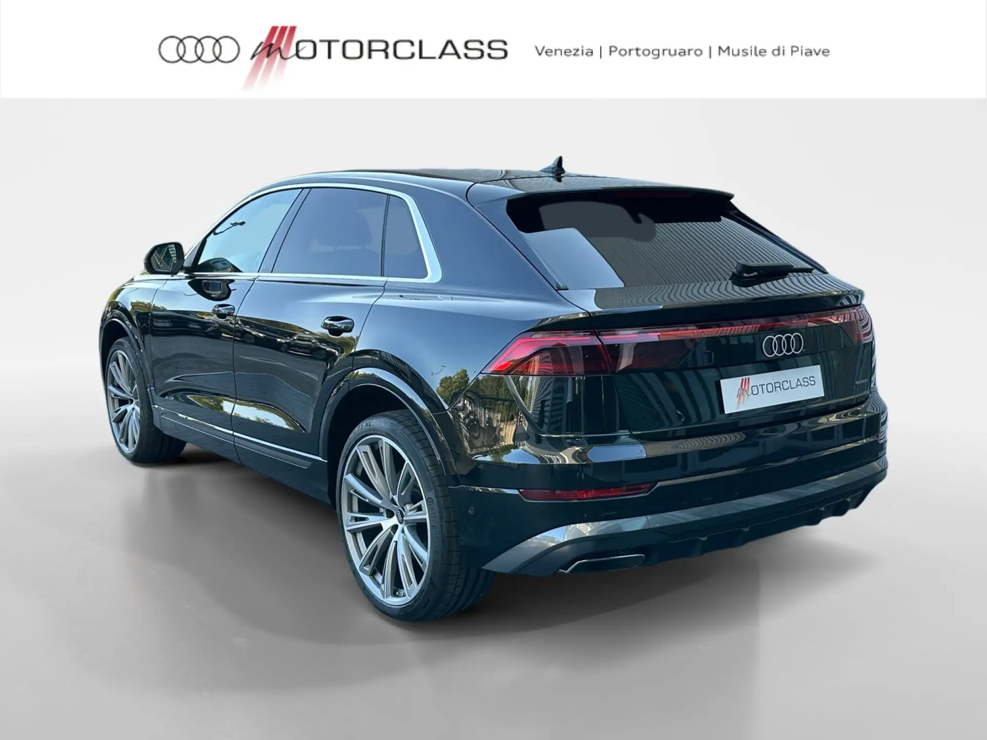 아우디 Audi Q8 2026 네이비 사진 3