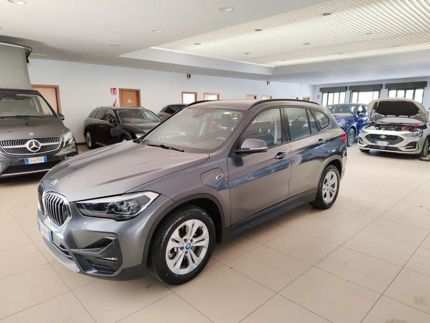 BMW X1 xDrive25e Plug-In-Hybrid auto Fari LED Cruise Navi Gris - 1