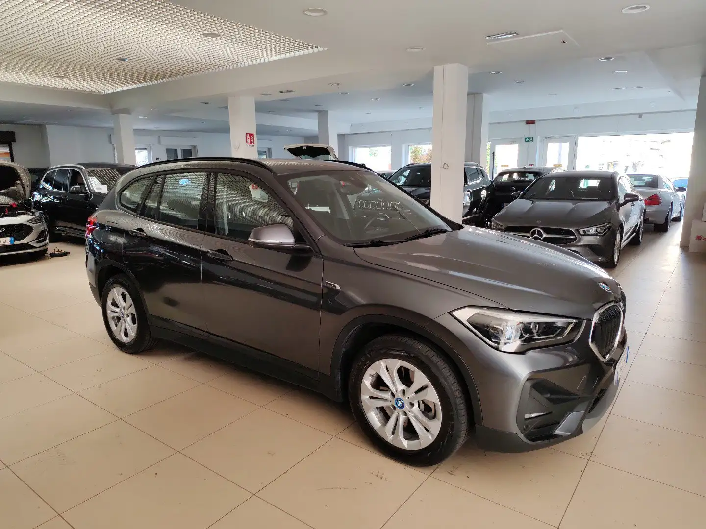 BMW X1 xDrive25e Plug-In-Hybrid auto Fari LED Cruise Navi Gris - 2