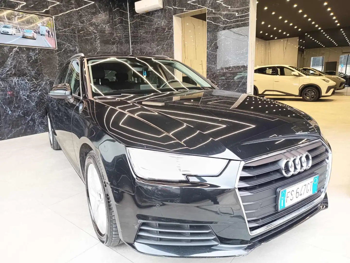 Audi A4 Avant 2.0 TDI 190 CV ultra S tronic Sport Nero - 2