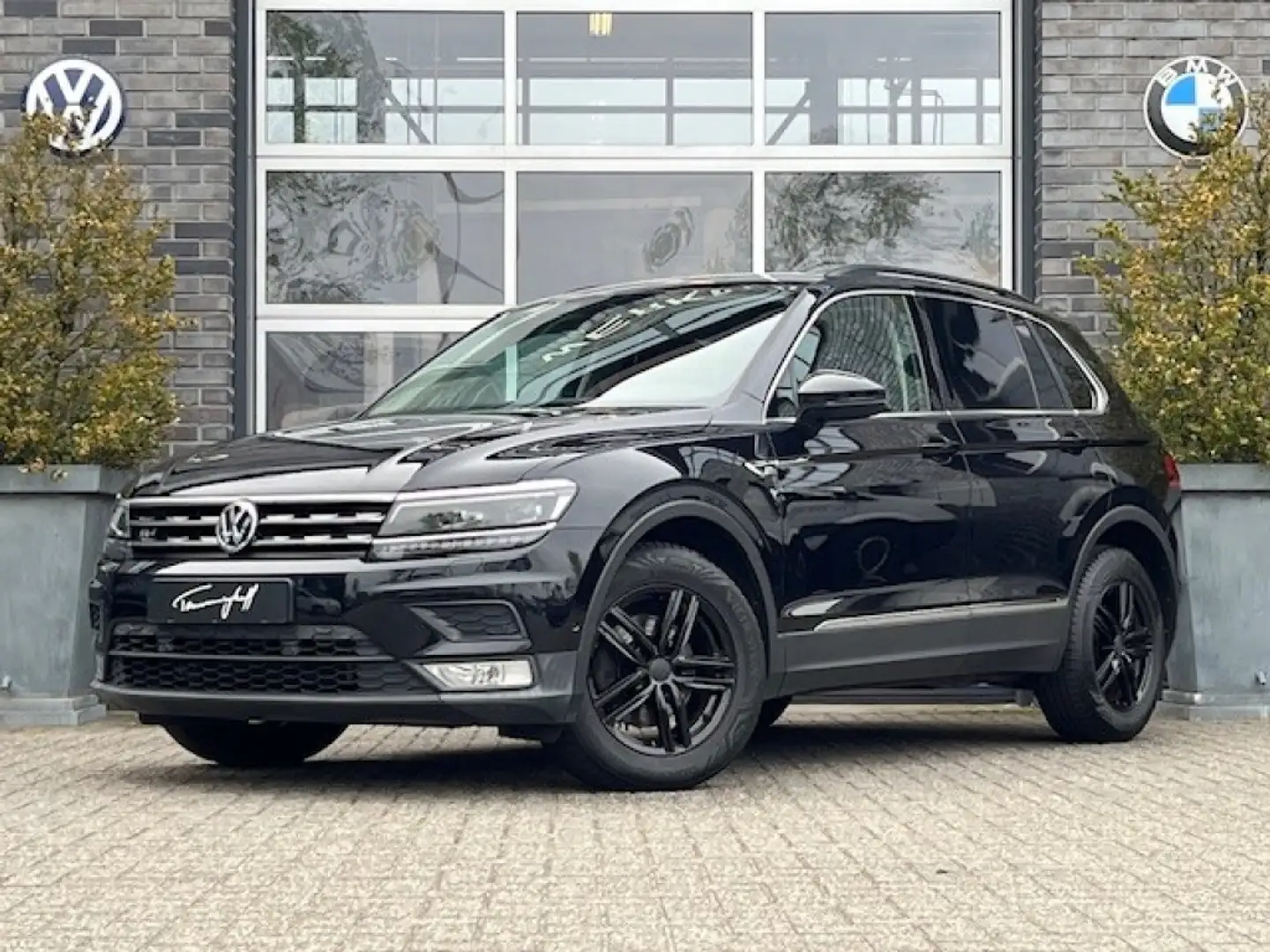 Volkswagen Tiguan 2.0 TDI VAN - AUT. - NAVI - HEAD UP - CAMERA - 17 Black - 1
