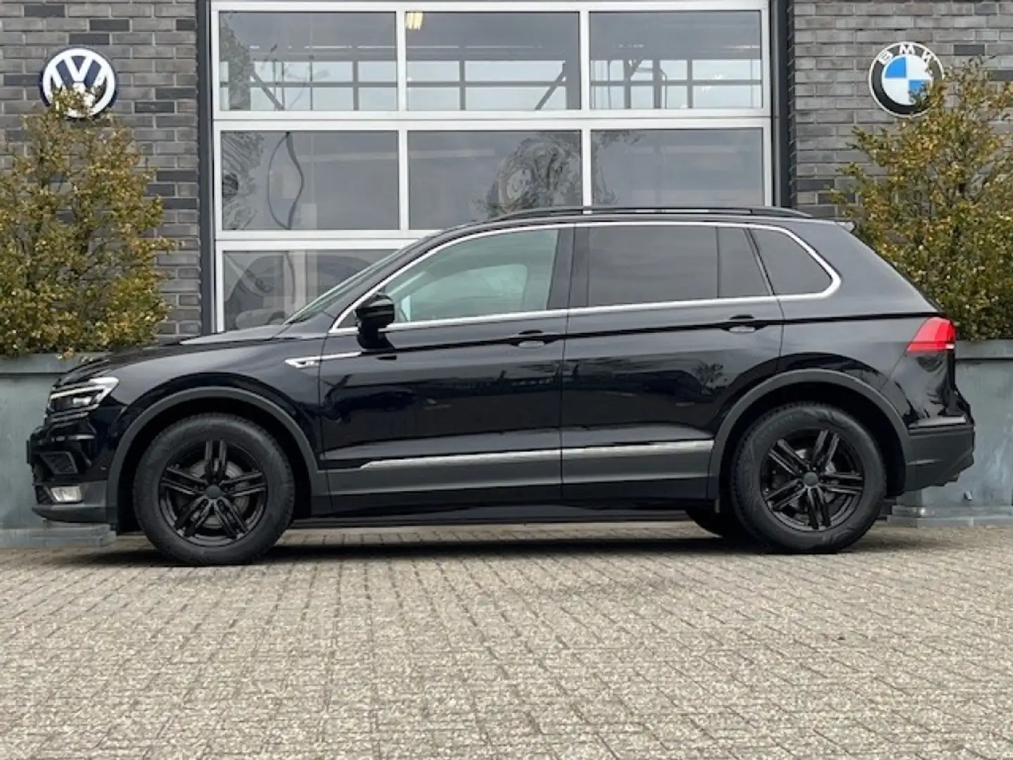 Volkswagen Tiguan 2.0 TDI VAN - AUT. - NAVI - HEAD UP - CAMERA - 17 Black - 2