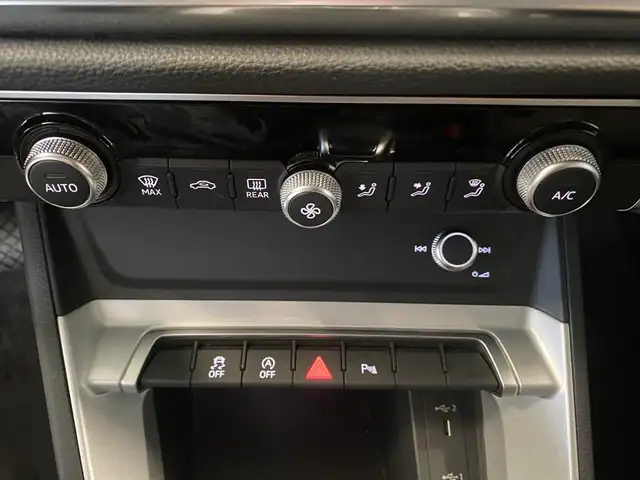 Audi Q3 view 11