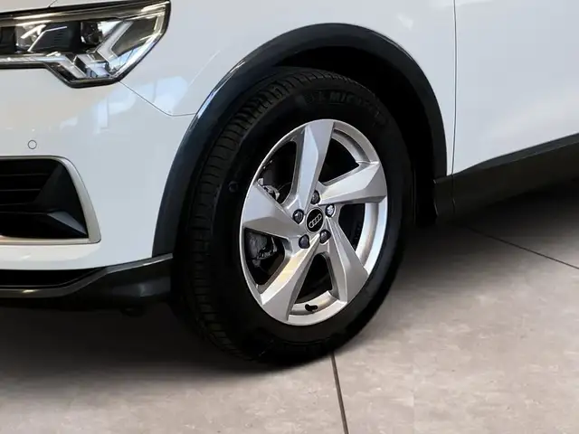 Audi Q3 view 15