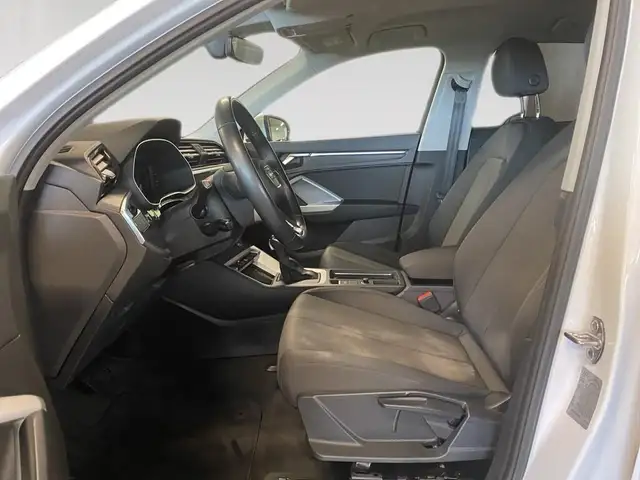 Audi Q3 view 7