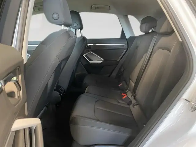 Audi Q3 view 8