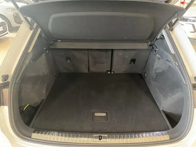 Audi Q3 view 9