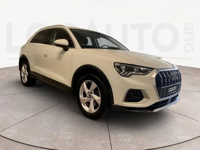 Audi Q3 view 3