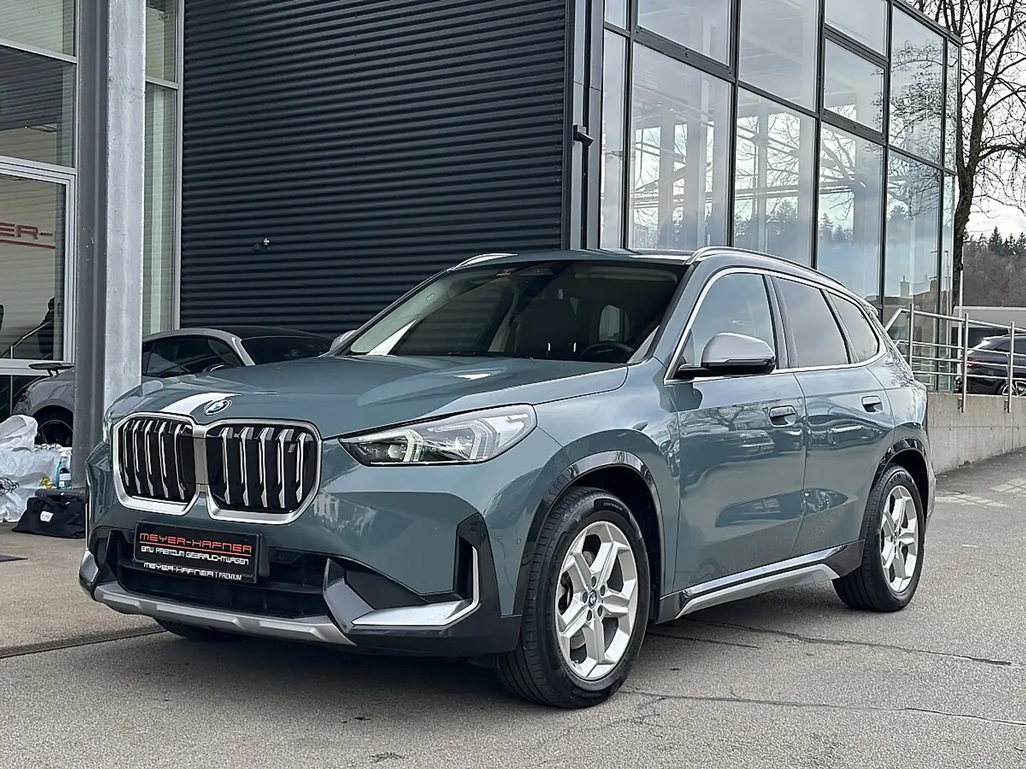 BMW iX1 xDrive30 xLine / AHK Grün - 2