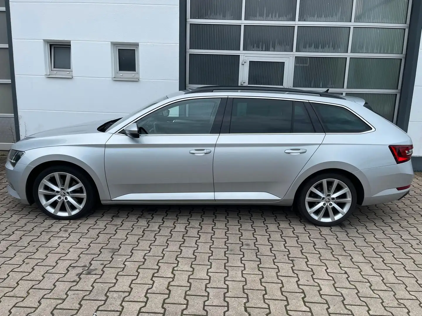 Skoda Superb 2,0 Tdi Combi Ambition/1.Hd/Navi/AHK/SHZ Silber - 2