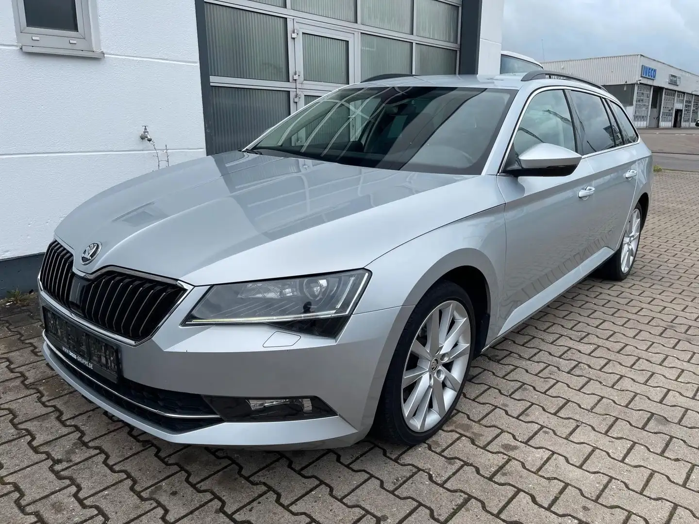Skoda Superb 2,0 Tdi Combi Ambition/1.Hd/Navi/AHK/SHZ Silber - 1