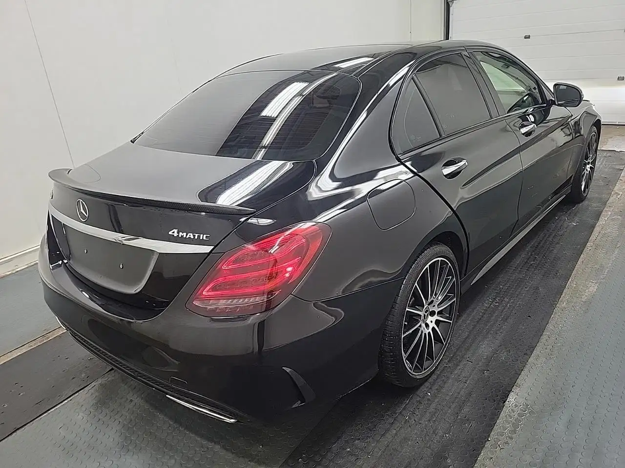Mercedes-Benz C-Class снимка Mercedes-Benz C-Class