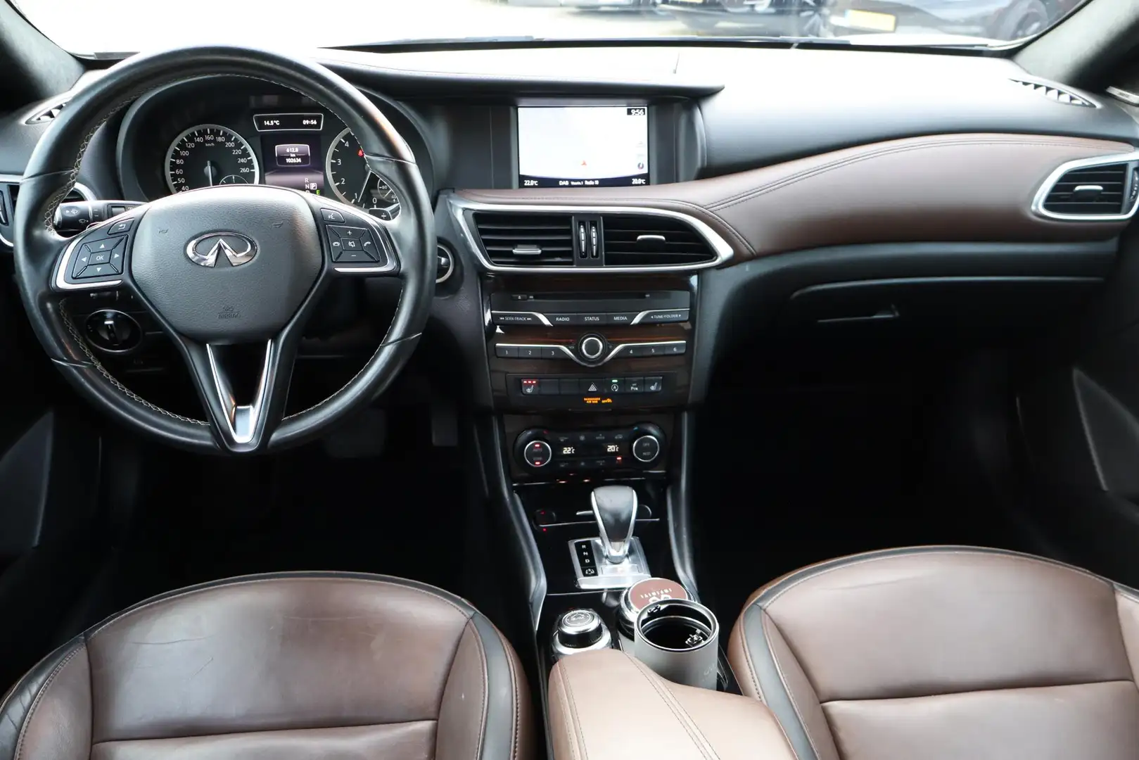 Infiniti Q30 1.6t Premium Tech Navigatie, Panoramadak, Camera, Коричневий - 2
