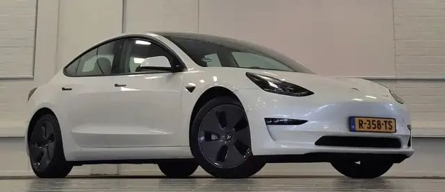 Tesla Model 3 view 3