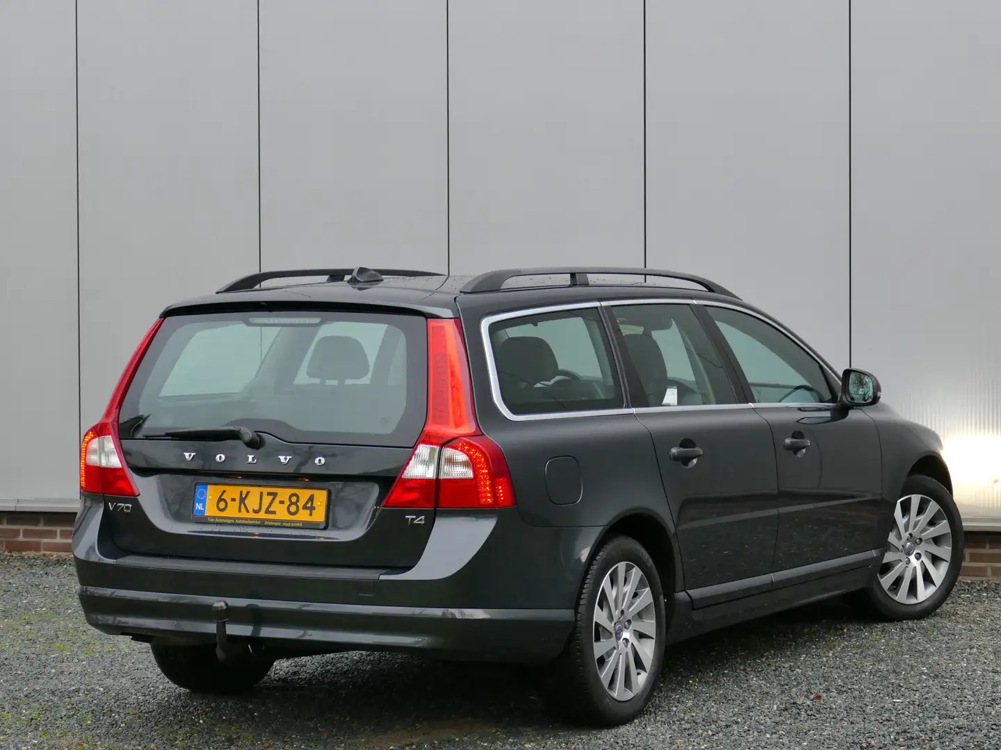 Volvo V70 1.6 T4 AUT Nordic Xenon / Navigatie / Trekhaak / L Grijs - 2