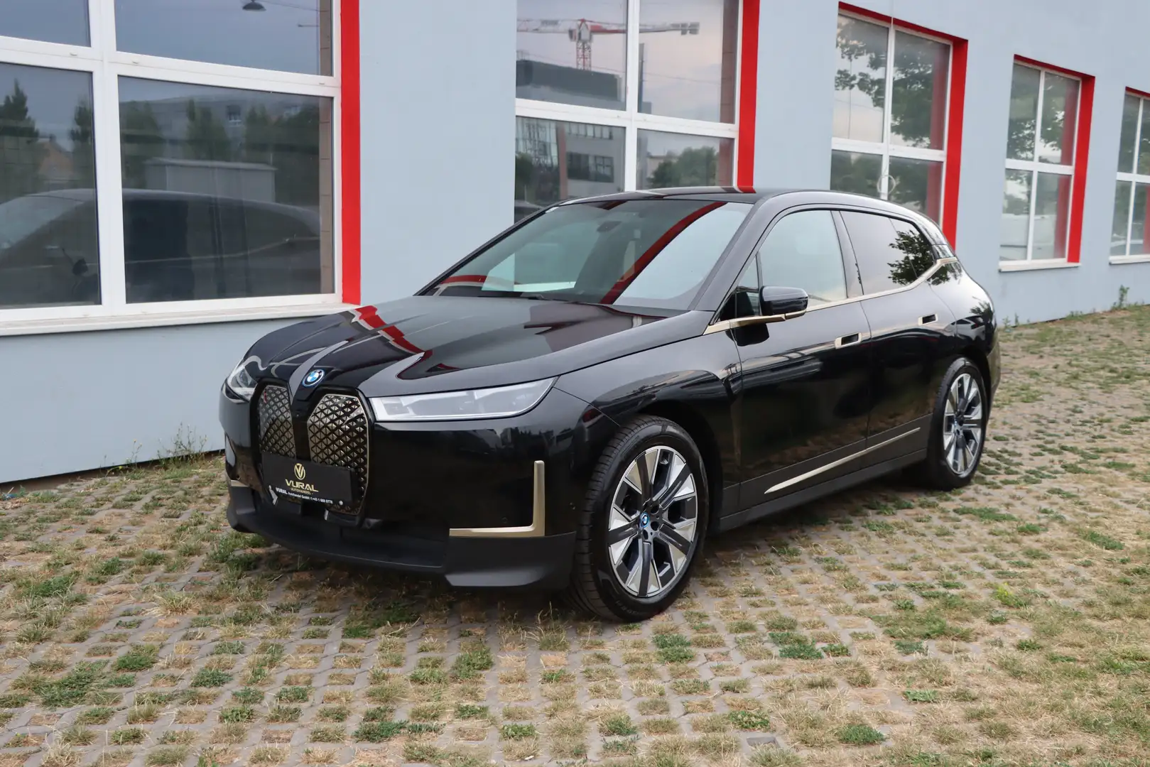 BMW iX 40xDrive|Panoramadach Sky|Soft-Close|BowersWilkins Schwarz - 2