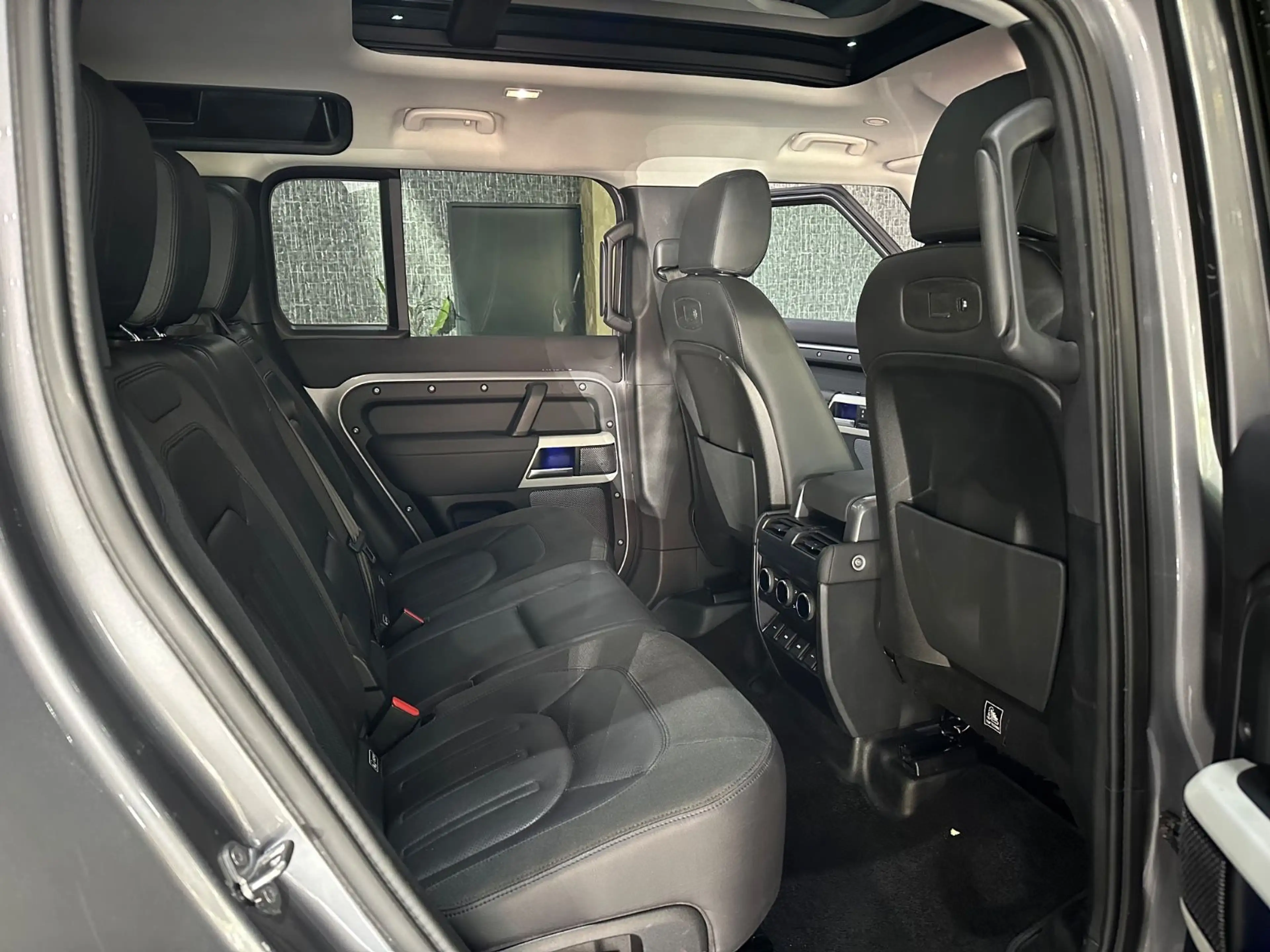 Land Rover Defender 110 SE /PANORAMA / LEDER / 360°KAM/ ACC — photo 10