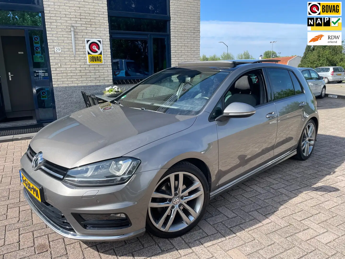 Volkswagen Golf 1.4 TSI- R-Line- pano-cam- Automaat Grijs - 1