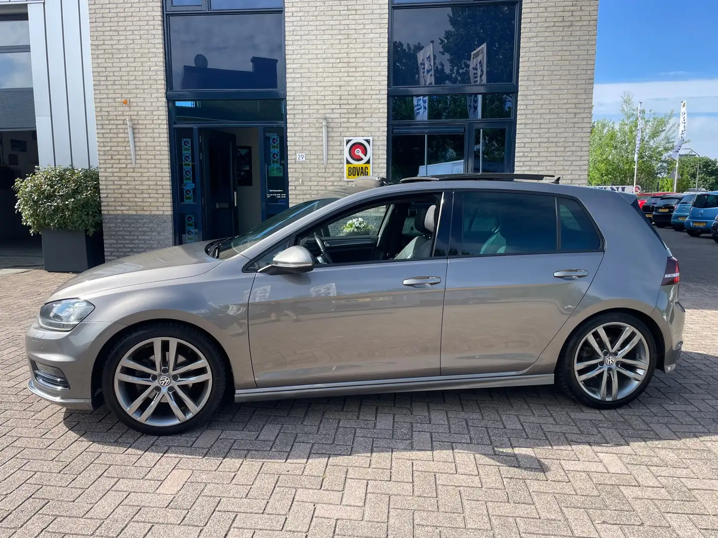 Volkswagen Golf 1.4 TSI- R-Line- pano-cam- Automaat Grijs - 2