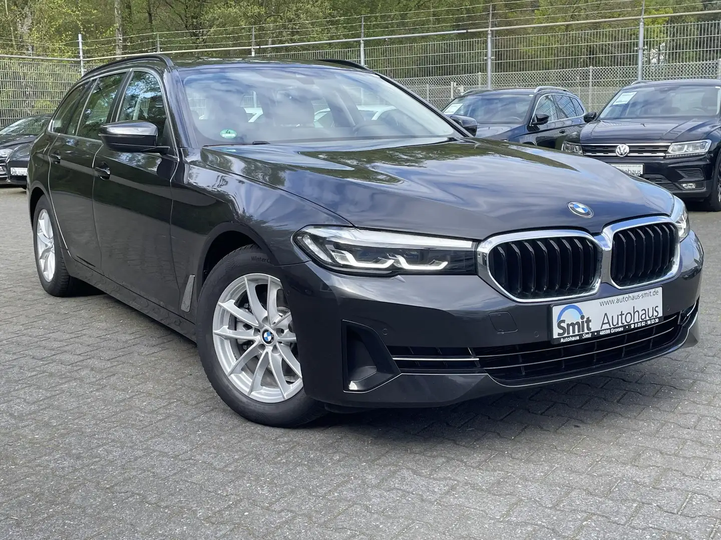 BMW 520 520i Touring Facelift MHEV/ LCP/ Driving Assist Grijs - 1