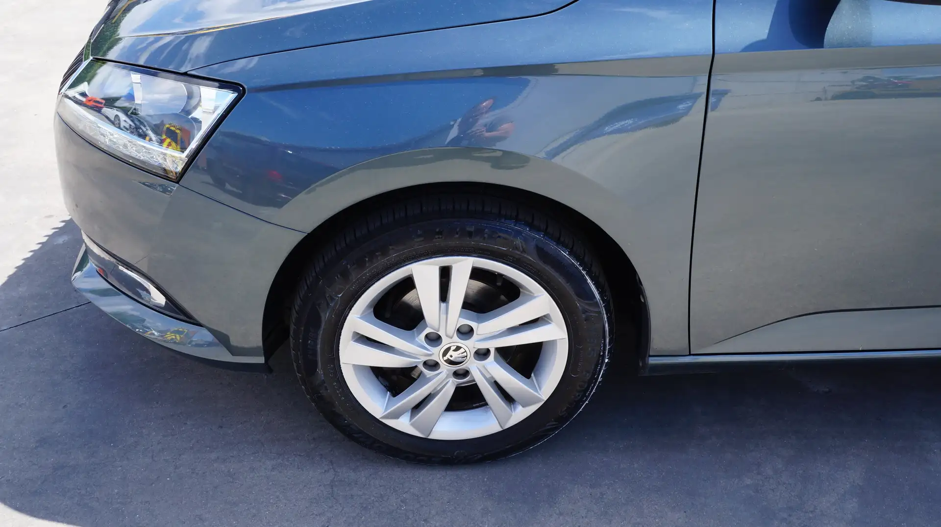 Skoda Fabia 1.0 TSI 95 pk Ambition Carplay Pdc 12m Garantie Grijs - 2