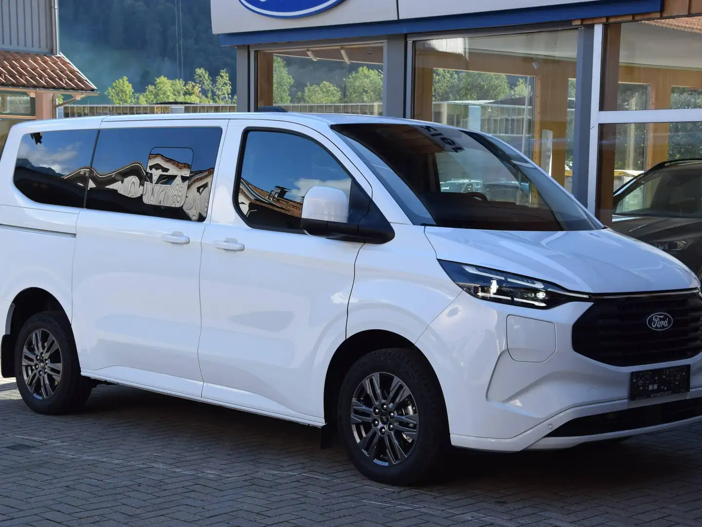 Ford Tourneo Custom 340 L1 Plug-in Hybrid FWD Limited Weiß - 2