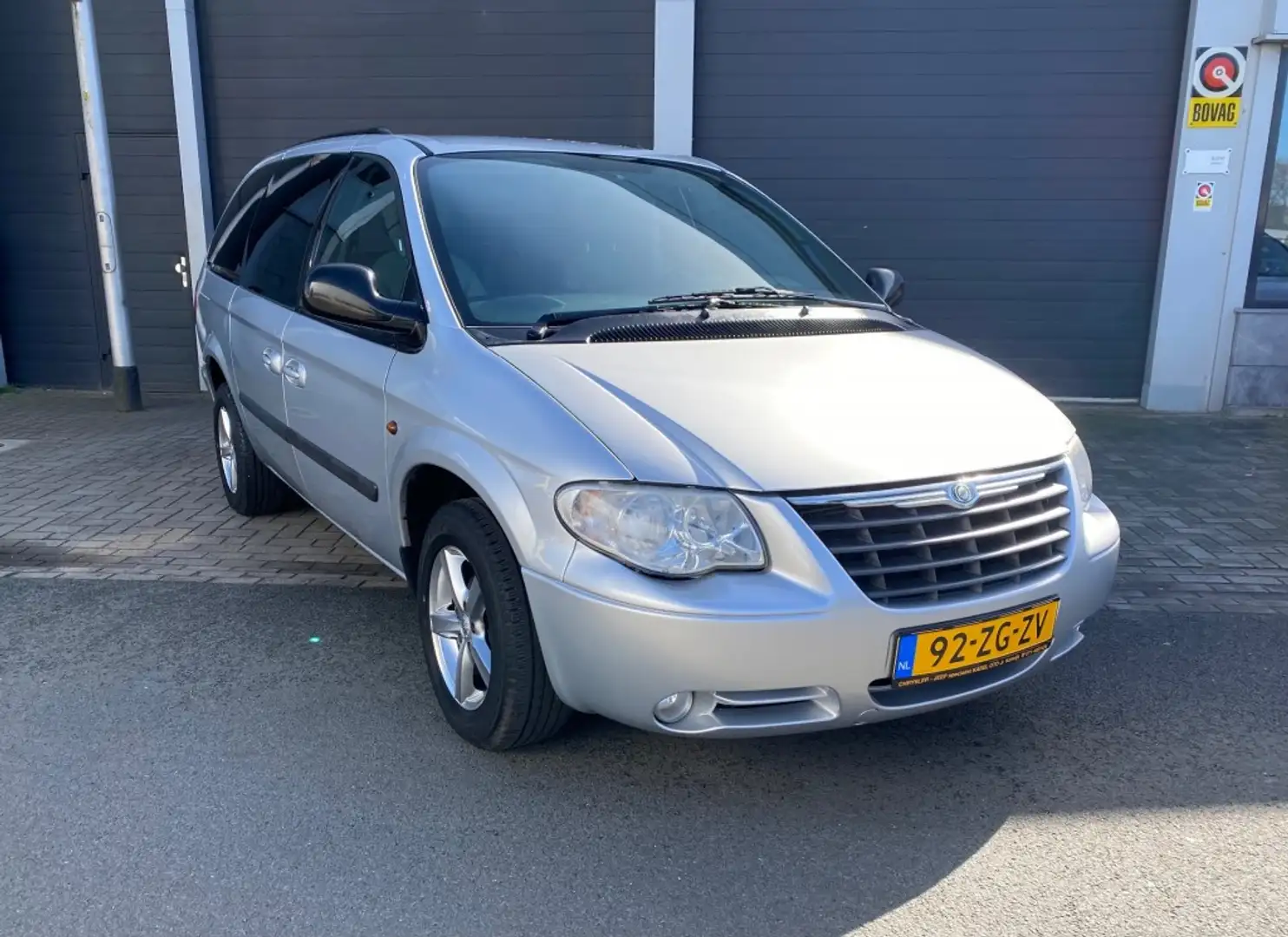 Chrysler Grand Voyager 3.3i SE LUXE Gris - 2