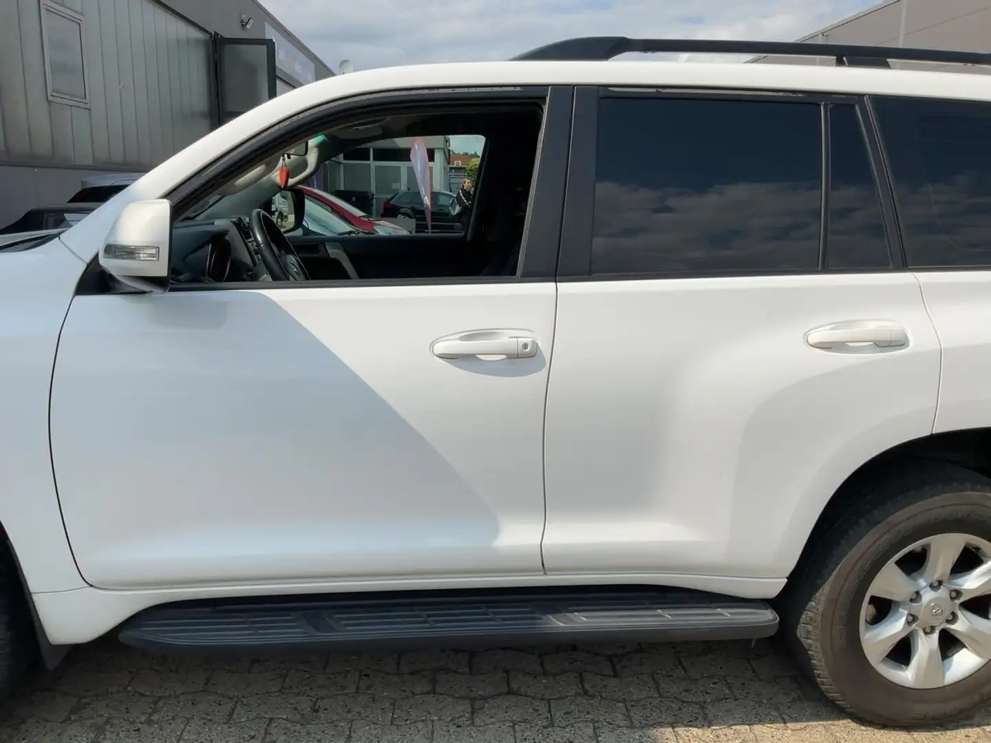 Toyota Land Cruiser Land Cruiser 5p 3.0 d-4d Sol 190cv auto Bianco - 2