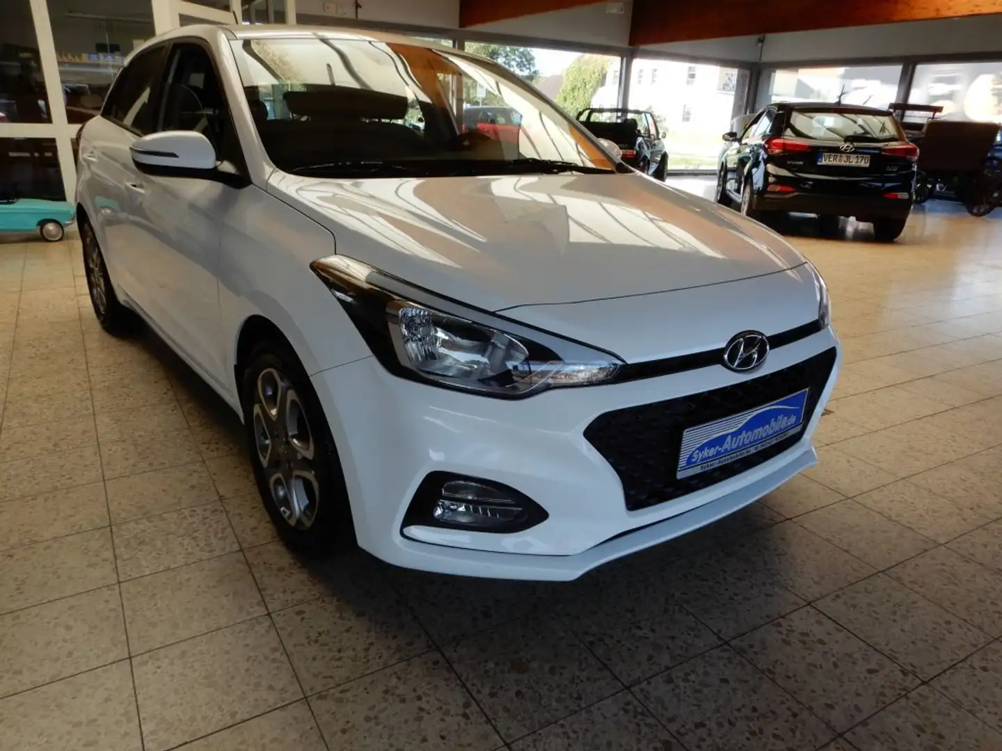 Hyundai i20 blue 1.2 Trend Bianco - 1