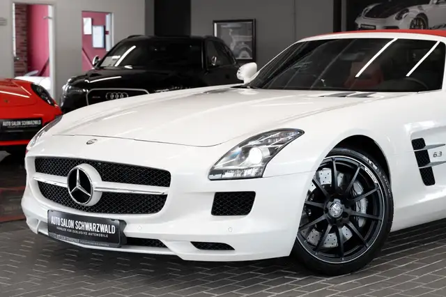 Mercedes-Benz SLS view 3