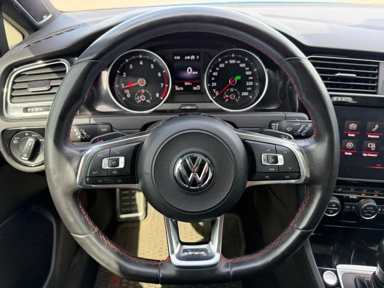 Volkswagen Golf GTI снимка Volkswagen Golf GTI